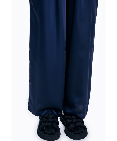 ENFOLD(エンフォルド)の「セミマットサテン シャーリングオールインワン(つなぎ/オールインワン・レディース・アイボリー/ダークネイビー・38/36)」の9枚目の写真