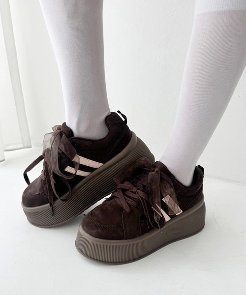 one after another NICE CLAUP（ワンアフターアナザーナイスクラップ）の「【新色追加】リボンカスタムスニーカー（スニーカー・レディース・ダークブラウン/ホワイト/アイボリー・S/M/L）」の4枚目の写真