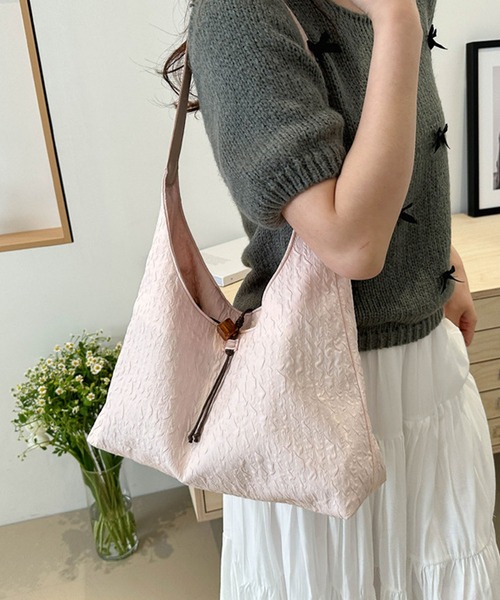 aimoha（アイモハ）の「カーブフォルムショルダートートバッグ（ショルダーバッグ・レディース・ホワイト/ピンク/ブラック/ブルー・FREE）」の4枚目の写真