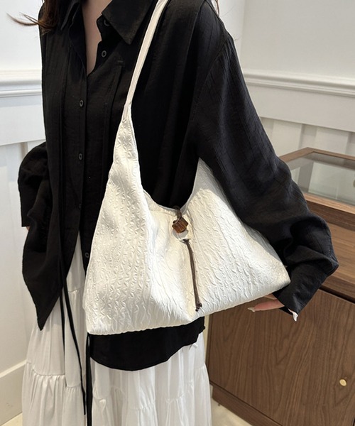aimoha（アイモハ）の「カーブフォルムショルダートートバッグ（ショルダーバッグ・レディース・ホワイト/ピンク/ブラック/ブルー・FREE）」の7枚目の写真