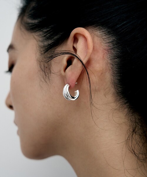 COCOSHNIK ONKITSCH（ココシュニックオンキッチュ）の「シルバー スモールフープ タングルドピアス（ピアス（両耳用）・レディース・シルバー・00）」の2枚目の写真