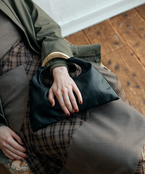 mysty woman（ミスティウーマン）の「【LE VERNIS】トライアングルBAG 574317（ハンドバッグ・レディース・ブラック/ベージュ・FREE）」の2枚目の写真