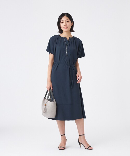 TRANS WORK（トランスワーク）の「【吸水速乾・接触冷感・UV・ウォッシャブル】ファンクションデシンワンピース（ワンピース・レディース・ネイビー/ブラウン・38）」の3枚目の写真