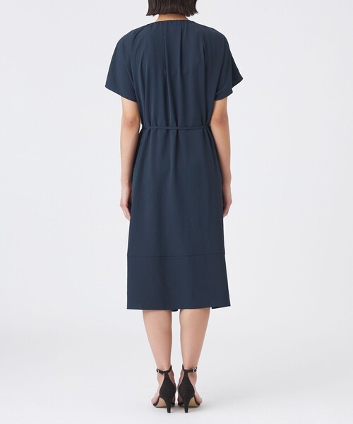 TRANS WORK（トランスワーク）の「【吸水速乾・接触冷感・UV・ウォッシャブル】ファンクションデシンワンピース（ワンピース・レディース・ネイビー/ブラウン・38）」の7枚目の写真