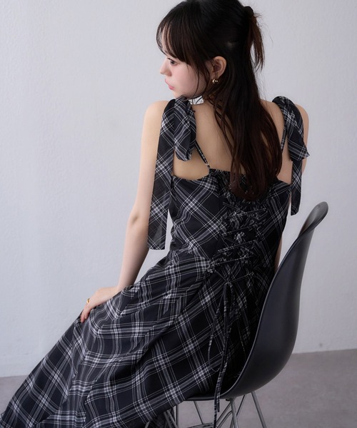 one after another NICE CLAUP（ワンアフターアナザーナイスクラップ）の「【WEB限定商品】マイナス5キロ見え/バックレースアップキャミワンピース（ワンピース・レディース・ベージュ系その他/グレー/ブラック系その他/ブラック・MEDIUM/LARGE）」の4枚目の写真