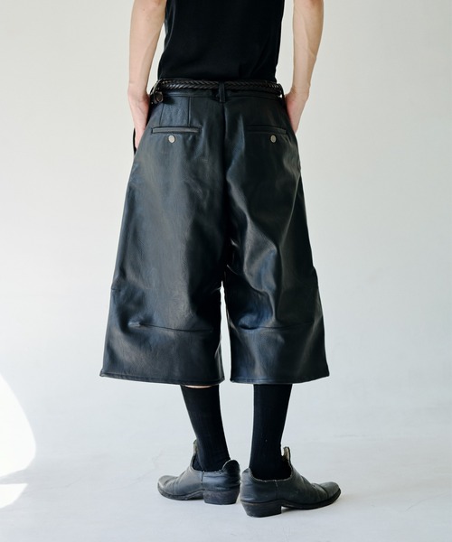 Camphor wood（カンファーウッド）の「wide baggy PU-leather shorts / ワイドバギーPUレザーショーツ（その他パンツ・メンズ・ブラック・SMALL/MEDIUM/LARGE）」の6枚目の写真
