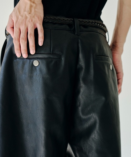 Camphor wood（カンファーウッド）の「wide baggy PU-leather shorts / ワイドバギーPUレザーショーツ（その他パンツ・メンズ・ブラック・SMALL/MEDIUM/LARGE）」の11枚目の写真