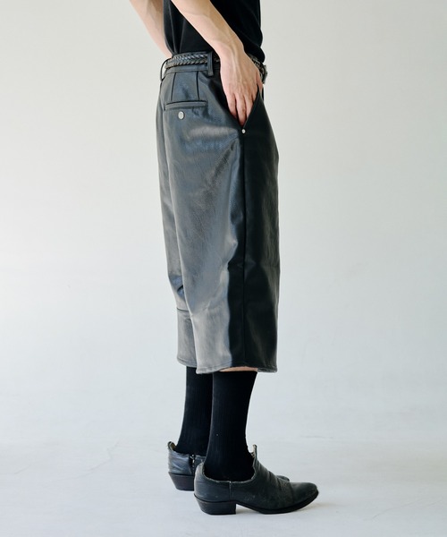 Camphor wood（カンファーウッド）の「wide baggy PU-leather shorts / ワイドバギーPUレザーショーツ（その他パンツ・メンズ・ブラック・SMALL/MEDIUM/LARGE）」の5枚目の写真