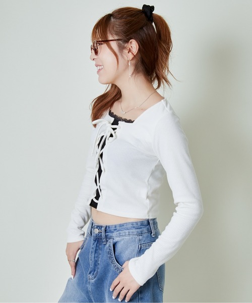 GORGE(ゴージ)の「《レースアップ×レイヤード風レース》映えトップス(Tシャツ/カットソー・レディース・チャコール/ブラック/オフホワイト・F)」の6枚目の写真