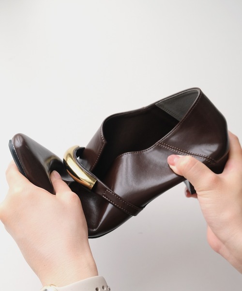 AmiAmi(アミアミ)の「ソフトスクエア ゴールドモチーフ ローヒール バブーシュ(パンプス・レディース・ダークブラウン/バーガンディー/ブラック/シルバーグレー/アイボリー/ブラック系その他・LL/L/S/M)」の21枚目の写真
