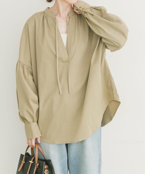 ITEMS URBANRESEARCH(アイテムズ アーバンリサーチ)の「『イージーケア』スキッパーボリュームブラウス(シャツ/ブラウス・レディース・ベージュ/ブラック/グレー系その他・FREE)」の2枚目の写真