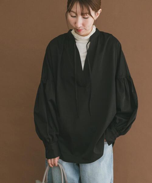 ITEMS URBANRESEARCH(アイテムズ アーバンリサーチ)の「『イージーケア』スキッパーボリュームブラウス(シャツ/ブラウス・レディース・ベージュ/ブラック/グレー系その他・FREE)」の1枚目の写真