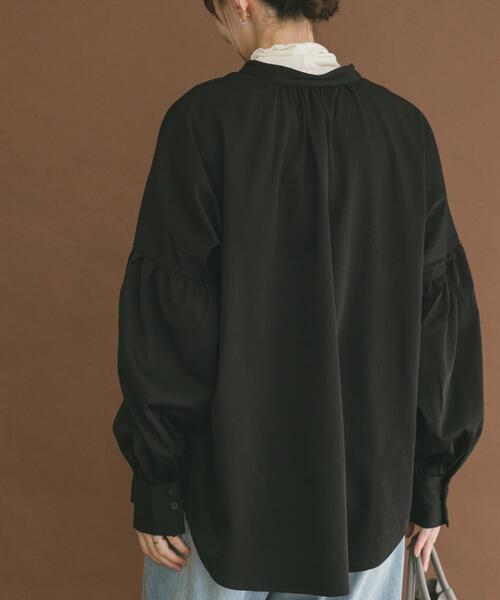 ITEMS URBANRESEARCH(アイテムズ アーバンリサーチ)の「『イージーケア』スキッパーボリュームブラウス(シャツ/ブラウス・レディース・ベージュ/ブラック/グレー系その他・FREE)」の4枚目の写真
