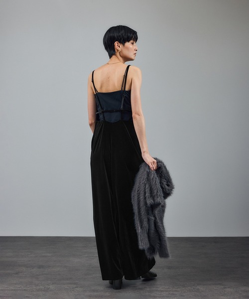 SALON adam et rope'（サロン アダム エ ロペ）の「【WEB限定】コンフィリュクスベロアオールインワン（サロペット/オーバーオール・レディース・ブラック/ブラウン・FREE）」の4枚目の写真