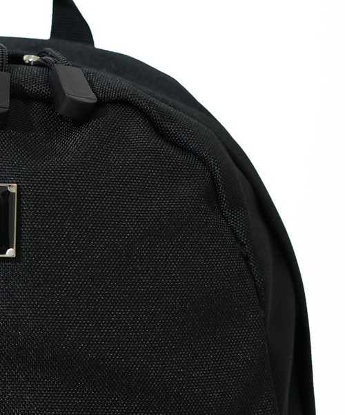 PAUL & JOE ACCESSOIRES(ポールアンドジョーアクセソワ)の「【PAUL & JOE ACCESSOIRES /ポール アンド ジョー アクセソワ 】 CASUAL・PLATE METAL チャーム付きリュック(バックパック/リュック・レディース・ブラック・FREE)」の4枚目の写真