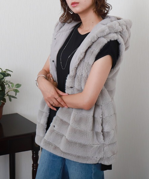 libelle more（リベル モア）の「フェイクファー＆キルト リバーシブルフードベスト（ベスト・レディース・モカ/ブラック/グレー/ベージュ・M/L）」の3枚目の写真