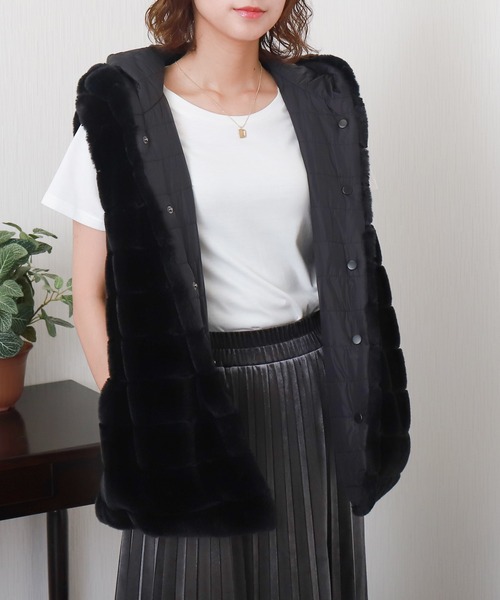 libelle more（リベル モア）の「フェイクファー＆キルト リバーシブルフードベスト（ベスト・レディース・モカ/ブラック/グレー/ベージュ・M/L）」の2枚目の写真