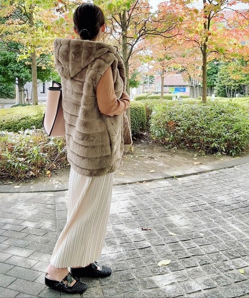 libelle more（リベル モア）の「フェイクファー＆キルト リバーシブルフードベスト（ベスト・レディース・モカ/ブラック/グレー/ベージュ・M/L）」の6枚目の写真