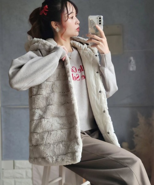 libelle more（リベル モア）の「フェイクファー＆キルト リバーシブルフードベスト（ベスト・レディース・モカ/ブラック/グレー/ベージュ・M/L）」の17枚目の写真