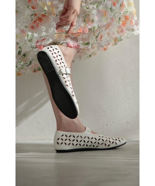 cawaii(カワイイ)の「歩きやすい柔らかソールのパンチングフラワーパンプス(パンプス・レディース・ホワイト・35/36/37/38/39/40)」の2枚目の写真
