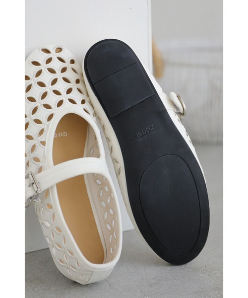 cawaii(カワイイ)の「歩きやすい柔らかソールのパンチングフラワーパンプス(パンプス・レディース・ホワイト・35/36/37/38/39/40)」の3枚目の写真