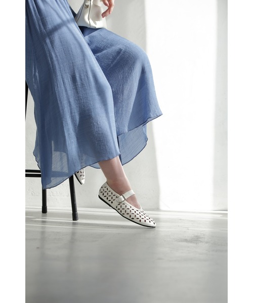 cawaii(カワイイ)の「歩きやすい柔らかソールのパンチングフラワーパンプス(パンプス・レディース・ホワイト・35/36/37/38/39/40)」の4枚目の写真