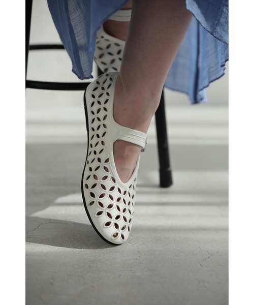 cawaii(カワイイ)の「歩きやすい柔らかソールのパンチングフラワーパンプス(パンプス・レディース・ホワイト・35/36/37/38/39/40)」の5枚目の写真