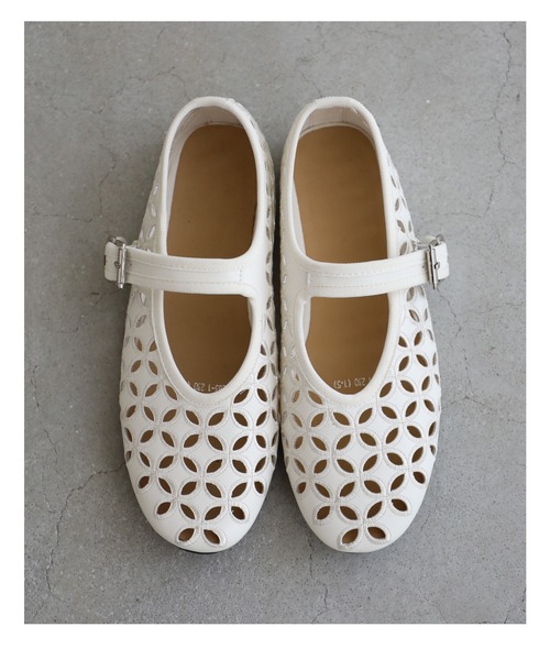 cawaii(カワイイ)の「歩きやすい柔らかソールのパンチングフラワーパンプス(パンプス・レディース・ホワイト・35/36/37/38/39/40)」の7枚目の写真