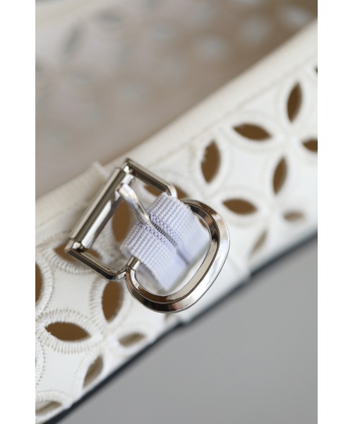 cawaii(カワイイ)の「歩きやすい柔らかソールのパンチングフラワーパンプス(パンプス・レディース・ホワイト・35/36/37/38/39/40)」の8枚目の写真