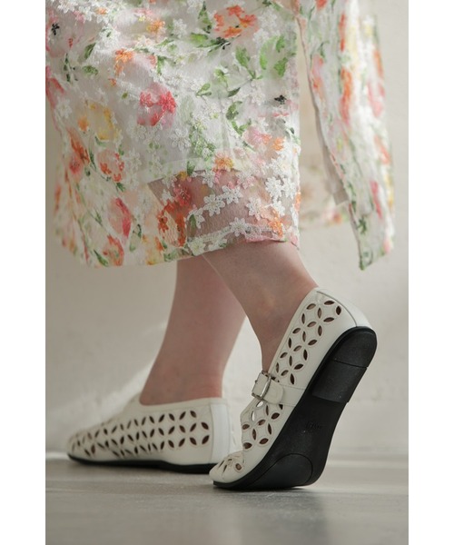 cawaii(カワイイ)の「歩きやすい柔らかソールのパンチングフラワーパンプス(パンプス・レディース・ホワイト・35/36/37/38/39/40)」の13枚目の写真