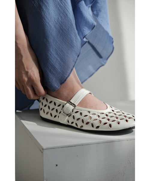 cawaii(カワイイ)の「歩きやすい柔らかソールのパンチングフラワーパンプス(パンプス・レディース・ホワイト・35/36/37/38/39/40)」の15枚目の写真