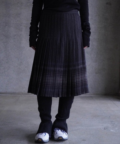 LOW CLASSIC（ロウ　クラシック）の「REVERSIBLE WOOL PLEATS SKIRTS（スカート・レディース・マルチ・S）」の2枚目の写真