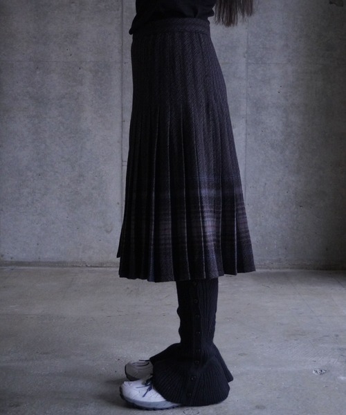 LOW CLASSIC（ロウ　クラシック）の「REVERSIBLE WOOL PLEATS SKIRTS（スカート・レディース・マルチ・S）」の3枚目の写真