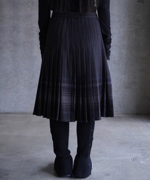 LOW CLASSIC（ロウ　クラシック）の「REVERSIBLE WOOL PLEATS SKIRTS（スカート・レディース・マルチ・S）」の4枚目の写真