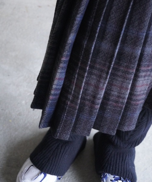 LOW CLASSIC（ロウ　クラシック）の「REVERSIBLE WOOL PLEATS SKIRTS（スカート・レディース・マルチ・S）」の8枚目の写真