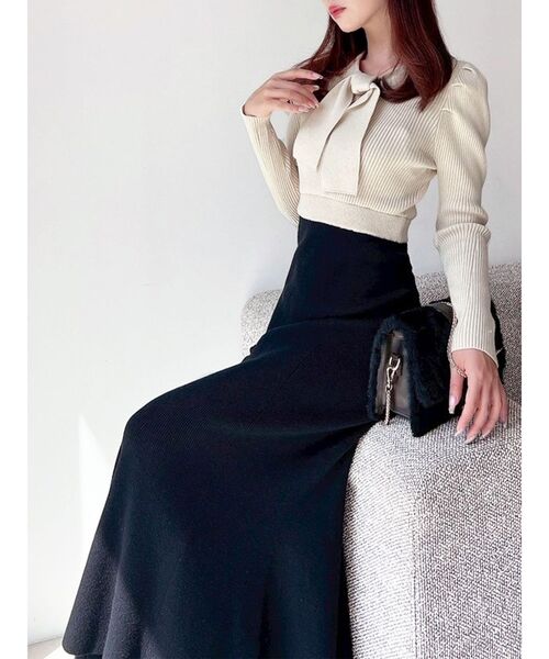 RESEXXY(リゼクシー)の「ボウタイマーメイドニットワンピース(ワンピース・レディース・チャコールグレー/アイボリー/レッド・FREE)」の2枚目の写真