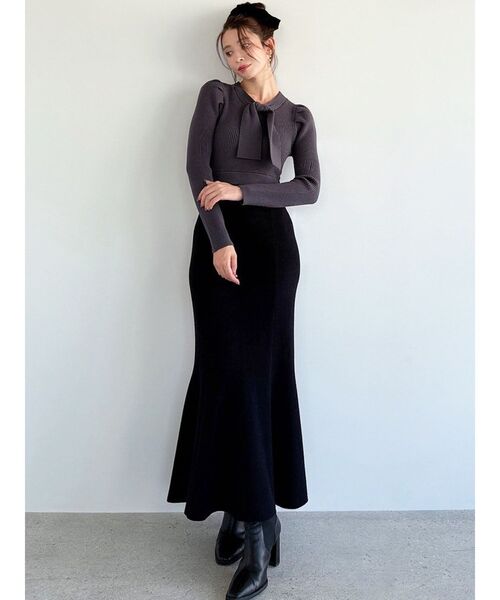 RESEXXY(リゼクシー)の「ボウタイマーメイドニットワンピース(ワンピース・レディース・チャコールグレー/アイボリー/レッド・FREE)」の4枚目の写真