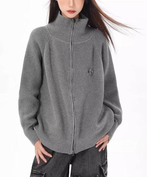 B.I.D.(ビーアイディー)の「《ルーズシルエットハイネックジップニット Y2K バッジ付き(MA/EKW123)(ニット/セーター・レディース・グレー/ブラック・FREE)」の1枚目の写真