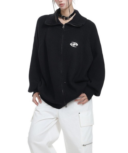 B.I.D.(ビーアイディー)の「《ルーズシルエットハイネックジップニット Y2K バッジ付き(MA/EKW123)(ニット/セーター・レディース・グレー/ブラック・FREE)」の2枚目の写真