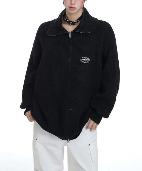 B.I.D.(ビーアイディー)の「《ルーズシルエットハイネックジップニット Y2K バッジ付き(MA/EKW123)(ニット/セーター・レディース・グレー/ブラック・FREE)」の4枚目の写真