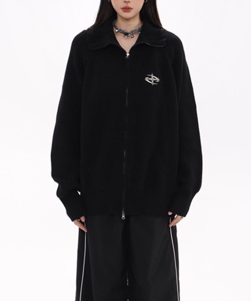 B.I.D.(ビーアイディー)の「《ルーズシルエットハイネックジップニット Y2K バッジ付き(MA/EKW123)(ニット/セーター・レディース・グレー/ブラック・FREE)」の5枚目の写真