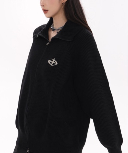 B.I.D.(ビーアイディー)の「《ルーズシルエットハイネックジップニット Y2K バッジ付き(MA/EKW123)(ニット/セーター・レディース・グレー/ブラック・FREE)」の6枚目の写真