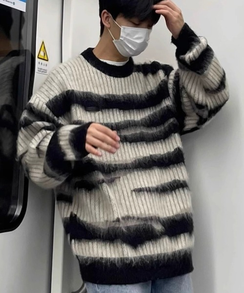 NOWLE（ノウル）の「【NOWLE】グランジ シャギー ブラシストロークボーダー プルオーバー ニット（ニット/セーター・メンズ・ブラック・MEDIUM/LARGE/X-LARGE）」の3枚目の写真