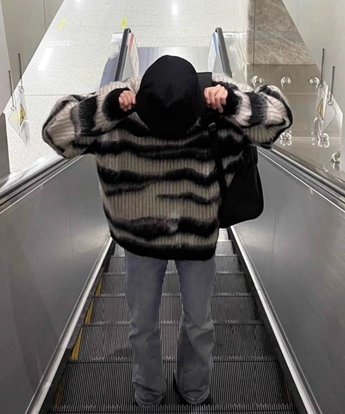 NOWLE（ノウル）の「【NOWLE】グランジ シャギー ブラシストロークボーダー プルオーバー ニット（ニット/セーター・メンズ・ブラック・MEDIUM/LARGE/X-LARGE）」の6枚目の写真