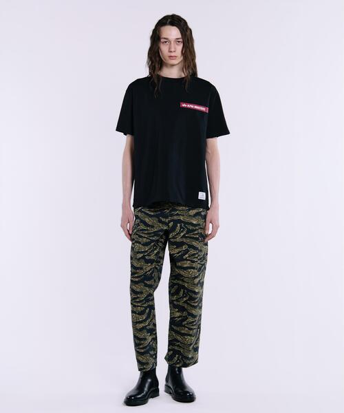 Alpha Industries(アルファインダストリーズ)の「Alpha Industries/アルファインダストリーズ/ALPHA RED RIBBON T-SHIRT/アルファ レッド リボン Tシャツ(Tシャツ/カットソー・メンズ・ネイビー/チャコール/ブラック/ホワイト系2/オリーブ系・2XL/L/M/S/XL)」の11枚目の写真