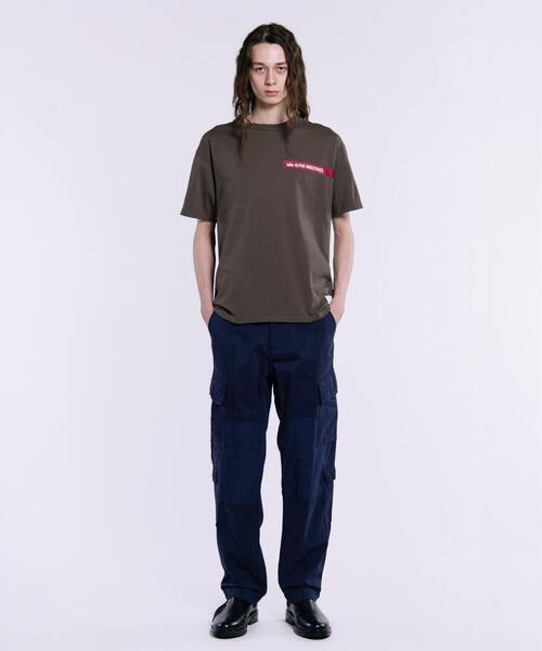 Alpha Industries(アルファインダストリーズ)の「Alpha Industries/アルファインダストリーズ/ALPHA RED RIBBON T-SHIRT/アルファ レッド リボン Tシャツ(Tシャツ/カットソー・メンズ・ネイビー/チャコール/ブラック/ホワイト系2/オリーブ系・2XL/L/M/S/XL)」の11枚目の写真
