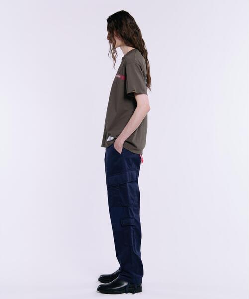 Alpha Industries(アルファインダストリーズ)の「Alpha Industries/アルファインダストリーズ/ALPHA RED RIBBON T-SHIRT/アルファ レッド リボン Tシャツ(Tシャツ/カットソー・メンズ・ネイビー/チャコール/ブラック/ホワイト系2/オリーブ系・2XL/L/M/S/XL)」の12枚目の写真