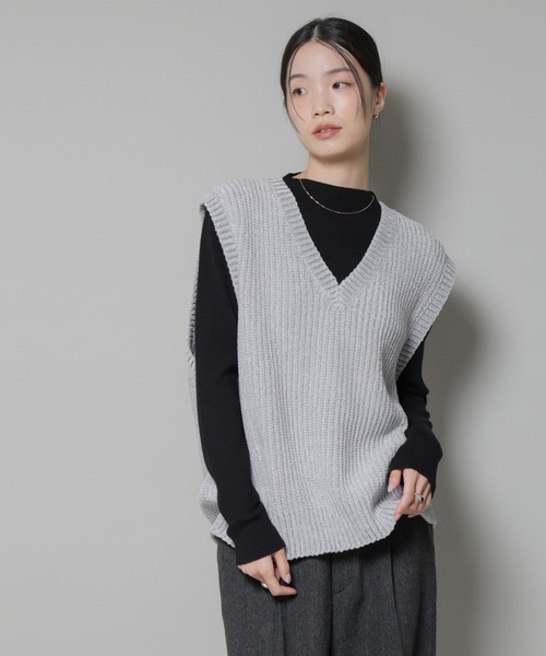 NANO universe（ナノユニバース）の「ベロアモールVネックニットベスト（ベスト・レディース・ライトベージュ/ブラック/グレー・FREE）」の2枚目の写真