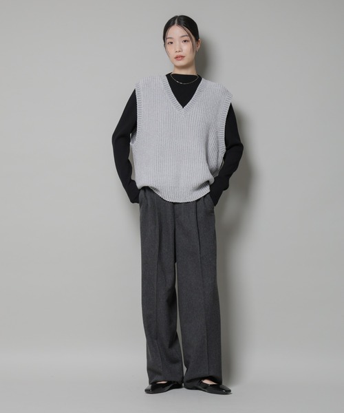 NANO universe（ナノユニバース）の「ベロアモールVネックニットベスト（ベスト・レディース・ライトベージュ/ブラック/グレー・FREE）」の4枚目の写真