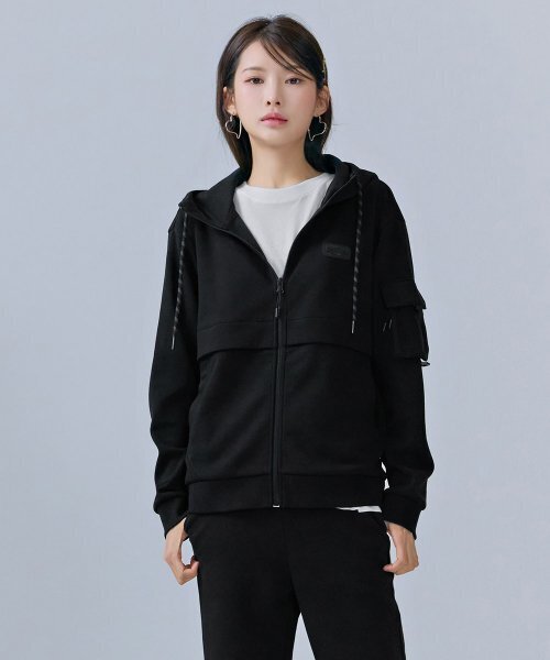 CHASECULT(チェイスカルト)の「共用袖ポケットフードジップアップジャンパー-CERU4311B03(パーカー・メンズ・ブラック・90/95/100/105/110)」の2枚目の写真